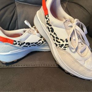 Like new Nike causal athletic looking cute shoes! Size 8 1/2. Hardly worn.